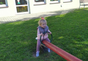 Dziewczynka na przedszkolnym placu zabaw